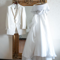 白のドレスとタキシード