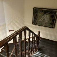 2階の控室から一階に降りる階段です。