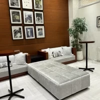 入口入ってすぐのところにゲスト用のソファがあります。