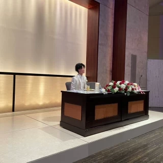 新郎新婦の机と装花