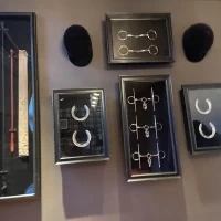 エルメス社から贈られた数々の展示