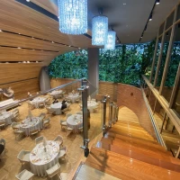 階段の上から見た披露宴会場