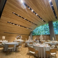 天井が高い披露宴会場