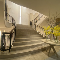 1Fロビーのウェディングフォト撮影に使用される階段。