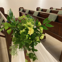 教会の椅子に添えられた生花
