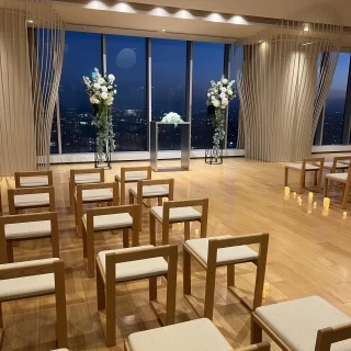 窓からは絶景が見えます。チャペルはシンプル。