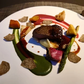 ソースや旬のお野菜とともにいただいた、お肉です。