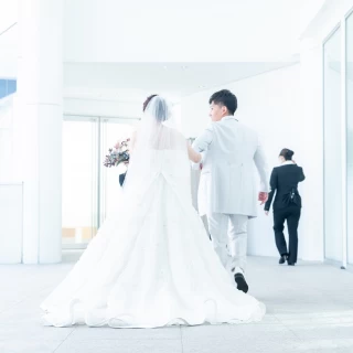 挙式会場へ向かう後ろ姿