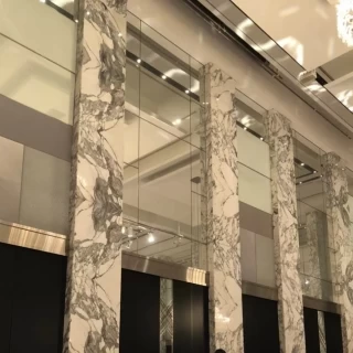 大理石調の柱