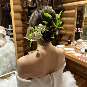 ナチュラルな雰囲気に合わせて、グリーンをつけてもらいました|686386さんのTHE NIDOM RESORT WEDDING  ニドムリゾートウエディングの写真(1994018)