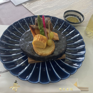 石焼のお肉です。大根が美味しいです