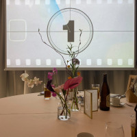 テーブルの装花と動画を流す際のスクリーン