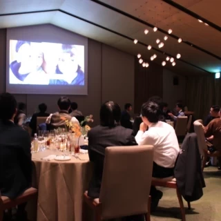 プロフィールムービー上映中の暗転した披露宴会場