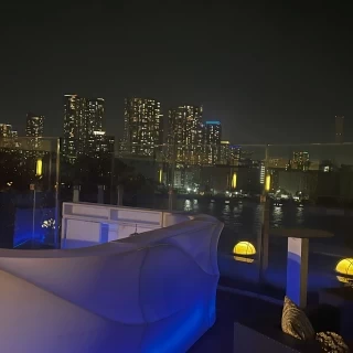 バルコニーから海を臨む。非常に夜景がきれいでした