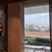 窓からスカイツリーが見えます。