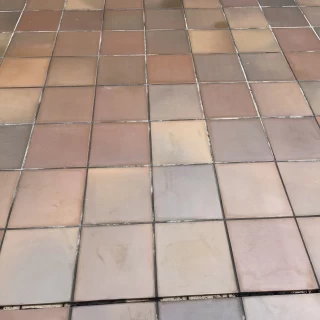 チャペルの床はタイルできています。