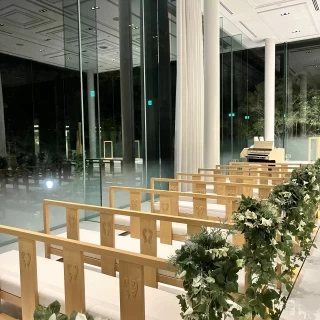 チャペルもガラスばりで光が反射して綺麗です。