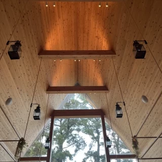 木造で神聖な雰囲気