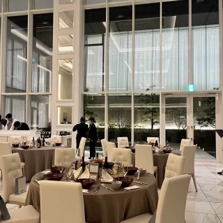 明るい時間帯は自然光が降り注ぎますが夜でも素敵な雰囲気です