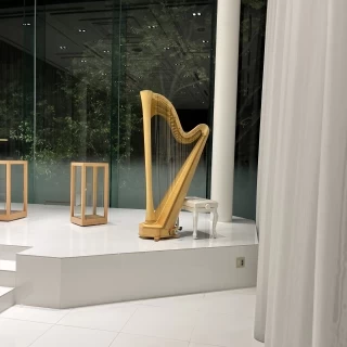 チャペルにある生演奏のハープ