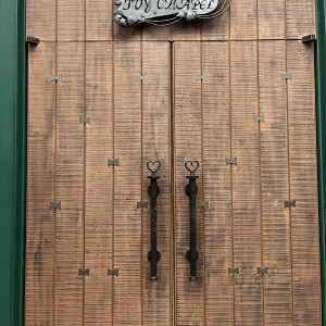 アイビーチャペルの外観扉は手作りのハートの取手が素敵です|686941さんの千里阪急ホテル CLASSIC GARDENの写真(2010957)
