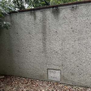 アイビーチャペルの周辺壁には石造りで記念物があります|686941さんの千里阪急ホテル CLASSIC GARDENの写真(2010960)