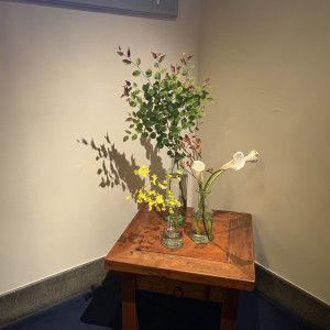 室内は比較的シンプルな装花です|686941さんのASHIYA MONOLITH 旧逓信省芦屋別館 ～芦屋モノリス～の写真(2010400)