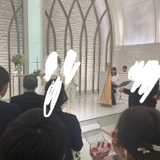 白が基調のドレス、おおよそ50人くらいは入ると思いません