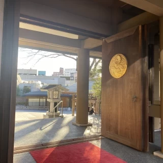 参進で通る門です。