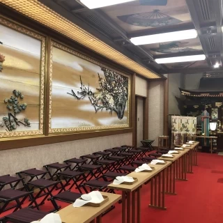 「大巳殿」の室内。左側は新婦の温かみを表現している