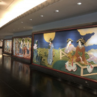 ホテルロビー通路に飾られている美術品