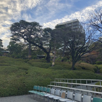 八芳園の中にある庭。手前の椅子は集合写真で使用する