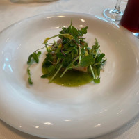 魚料理。新緑香るソースがとっても美味しい