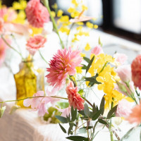 カラードレスの色と合わせた装花