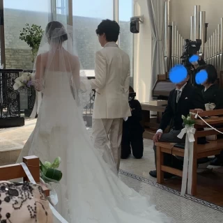 新郎と挙式会場を歩いている所