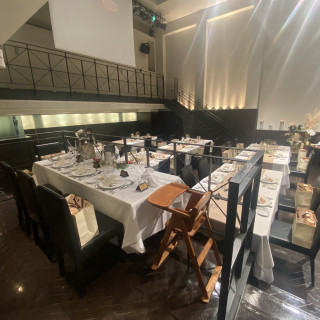 見やすいモニターと、親族席