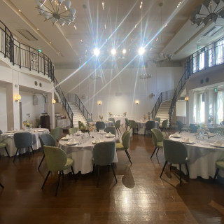 明るくて天井の高い披露宴会場