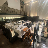 見やすいモニターと、親族席