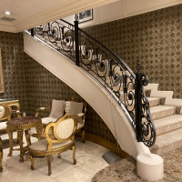 披露宴会場の外にある階段。写真映えしそう。