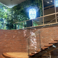 壁が鏡になっていることでより広く見える