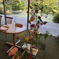 メイン席も会場全体おしゃれでした！お花もとても綺麗でした！