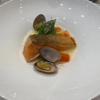 魚料理のサーモンのポワレです。