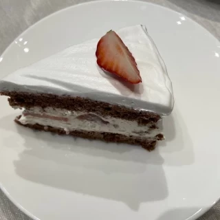 ウエディングケーキです。ココアスポンジにベリートッピング