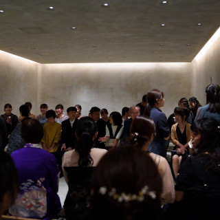 式直前の挙式会場。シーンによって明るさが変わりました