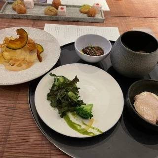 料理提供前のチップスと前菜です。
アレルギー対応もある。