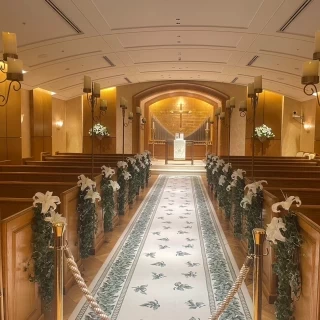 ユリの花。親族の席と新郎新婦の立っている場所の距離が近い◎