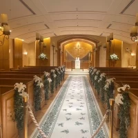 ユリの花。親族の席と新郎新婦の立っている場所の距離が近い◎
