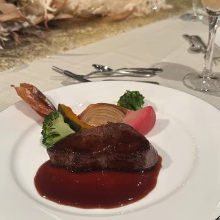 メイン料理目の前で焼いてもらえてフランベ？すごかった。