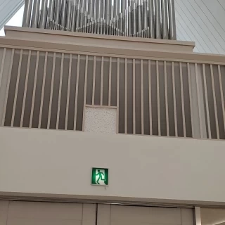 チャペル後方にはパイプオルガン付き