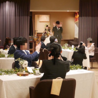 パーティー会場内、退場時